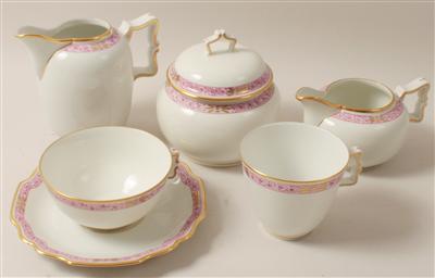 6 Teetassen mit Untertassen, 4 Kaffeetassen ohne Untertassen, 2 Gießer, 1 Zuckerdose mit Deckel, - Antiques and Paintings