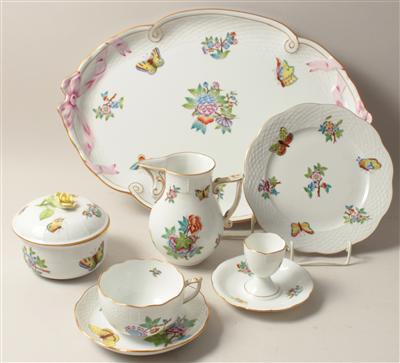 1 Gießer, 6 Kaffeetassen mit Untertassen, 1 Deckeldose, 2 Eierbecher, 1 ovale Platte, 6 Dessertteller, - Antiques and Paintings