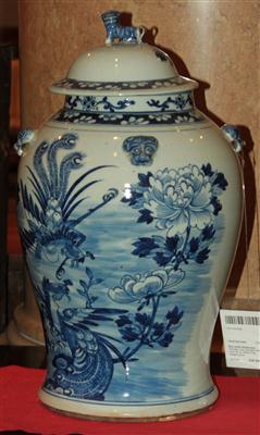 Blau-weiße Deckelvase, - Antiques and Paintings