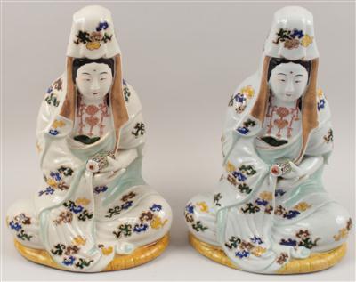 2 sitzende Guanyin mit Schriftrolle, - Antiques and Paintings