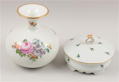Deckeldose mit Weinlaubstreure H 8,5 cm, Dm. 12,5 cm, 1 Vase mit buntem Blumenbukett H 14,5 cm, - Antiquariato e Dipinti