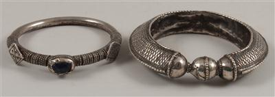 Konvolut (2 Stücke), OstSudan, Rashaida: Zwei Armreifen aus Silber. - Antiquitäten & Bilder