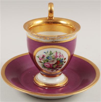 Tasse mit Blumenmedaillon und Untertasse, - Antiques and Paintings