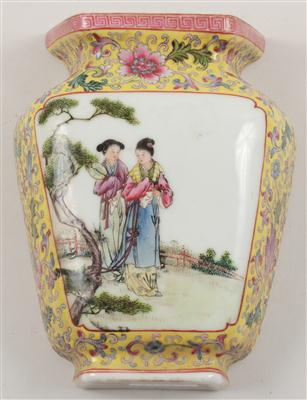 Famille rose-Wandvase, - Antiques and Paintings