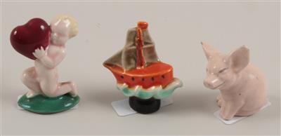 3 kleine Figuren: Schweinchen, Schifferl, kniender Putto mit Herz, - Antiquariato e Dipinti