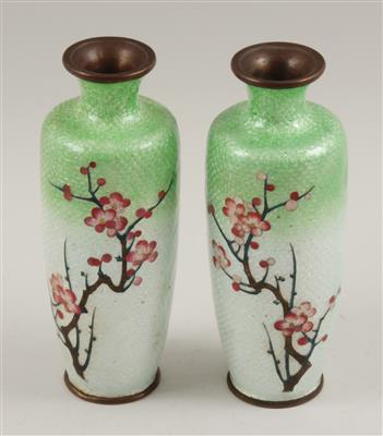 1 Paar Cloisonné-Vasen, - Antiquitäten & Bilder