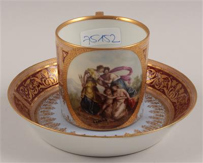 Tasse mit mythologischer Szene und Untertasse, - Saisonabschluß-Auktion<br>Bilder Varia und Antiquitäten
