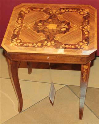 Tischchen mit Spieluhr - Saisonabschluß-Auktion<br>Bilder Varia und Antiquitäten