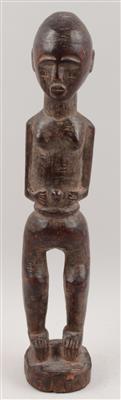 Akan-Völker (Aschanti, Agni u. a.), Ghana, Elfenbeinküste: Stehende Figur aus Holz, - Summer-auction