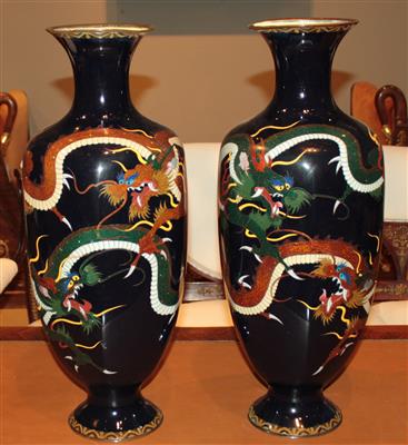 Paar japanische Cloisonné Vasen, - Asta estiva
