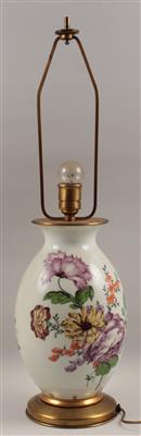 Tischlampe mit Metallmontierung, - Summer-auction