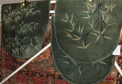 Drei ovale China-Matten im Konvolut, - Summer-auction