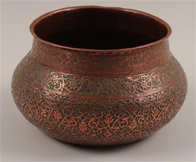Orientalisches Gefäß, wohl aus Persien: Ein Kupfer-Gefäß, reich dekoriert. - Sommerauktion