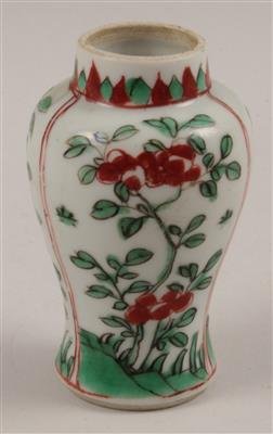 1 kleine Famille Verte-Vase, - Sommerauktion