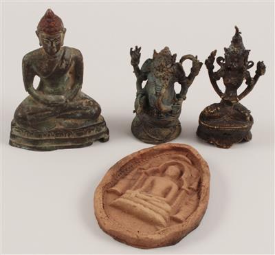 Konvolut (4 Stücke): Je 2 buddhistische und hinduistische Klein-Plastiken. - Asta estiva