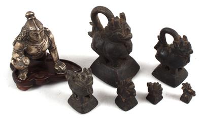 Konvolut (7 Stücke): Burma und Indien: 6 sogenannte 'Opium-Gewichte' aus Bronze, - Letní aukce