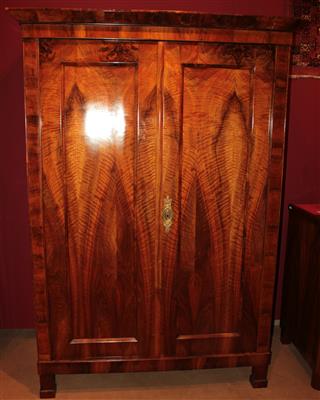 Biedermeier Garderobenschrank, - Asta estiva