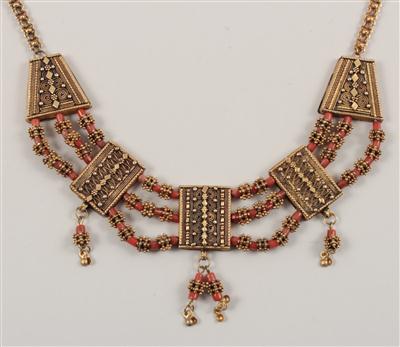 Jemen: Halskette aus vergoldetem Silber, mit Korallen. - Letní aukce