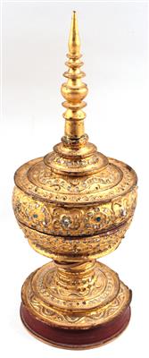 Burma: Opfergefäß mit Deckel, aus geflochtenem Bambus, mit Gold- und Rot-Lack umfangen und reich dekoriert. - Summer-auction