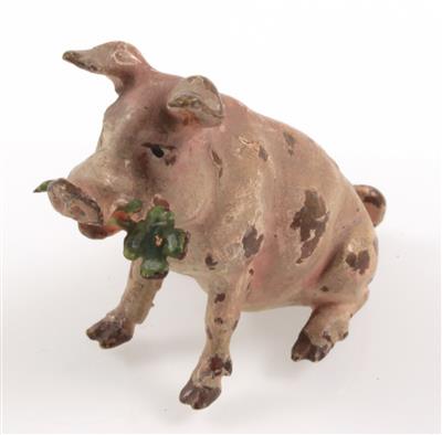Sitzendes Schwein mit vierblättrigem Klee, - Summer-auction