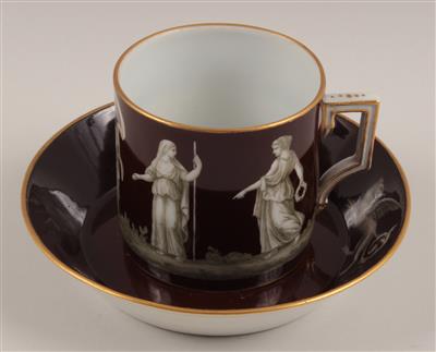 Tasse und Untertasse mit mythologischen Darstellungen, - Summer-auction