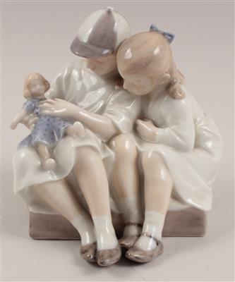 Zwei sitzende Kinder mit Puppe, - Letní aukce
