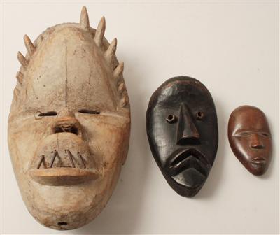 Konvolut: 3 Dekor-Masken im Stil der Dan, - Summer-auction