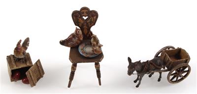 Hahn auf Kiste, Henne und Küken auf Sessel, Pferd mit Karren, - Summer-auction