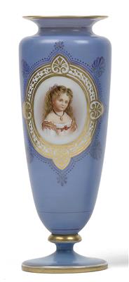 Vase mit Mädchen-Porträt, - Saisoneröffnungs-Auktion Antiquitäten & Bilder