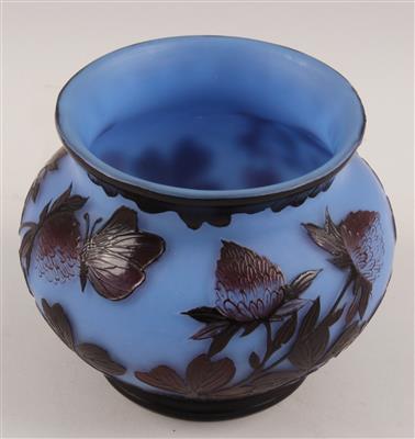 Vase mit Hopfendekor und Schmetterling, - Antiques and Paintings