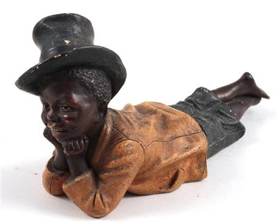 Liegendes Schwarzafrikanerkind mit Zylinder, - Antiquitäten & Bilder