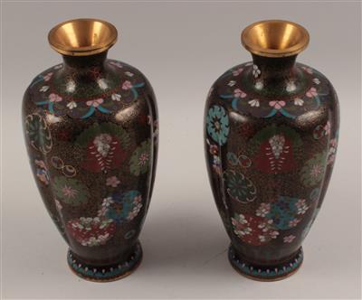 1 Paar Cloisonné-Vasen, - Winterauktion - Antiquitäten,<br />Möbel und Bilder