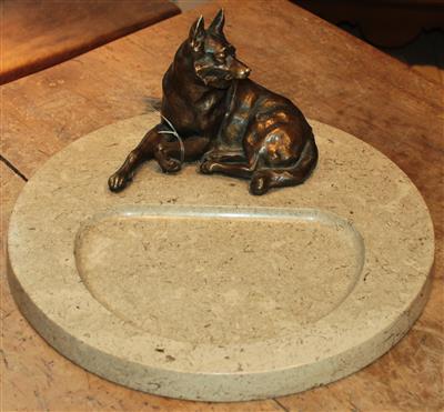 Hund auf Steinschale, - Antiques and Paintings