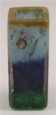 Kleine Vase mit Frauenschuh, - Winterauktion - Antiquitäten,<br />Möbel und Bilder