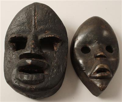 Konvolut: 2 Dekor-Masken im Stil der Dan, - Winterauktion - Antiquitäten,<br />Möbel und Bilder