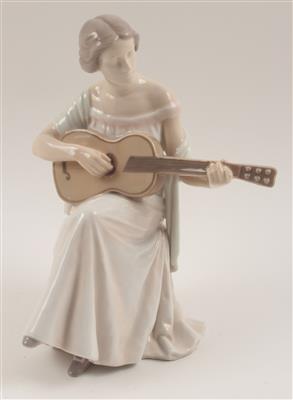 Gitarre spielende junge Dame, - Antiques and Paintings