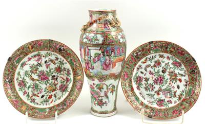 1 Famille rose-Vase, 2 Teller, - Antiquitäten & Bilder