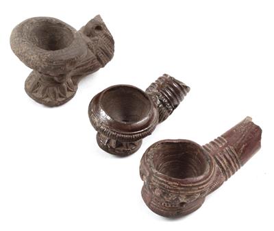 Konvolut (3 Stücke): Burma: 3Pfeifenköpfe aus gebranntem Ton, sogenannte 'NyoungwePfeifen'. - Antiquitäten & Bilder