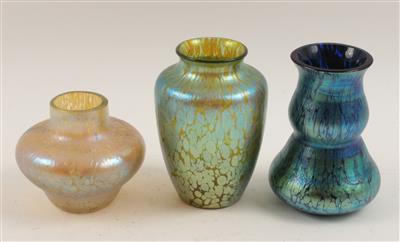 Drei kleine Vasen, - Antiquitäten & Bilder