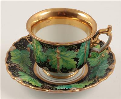 Tasse und Untertasse mit Weinlaub, - Antiques and Paintings