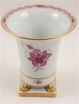 Vase mit Prankenfüßen und quadratischer Plinthe, - Antiques and Paintings