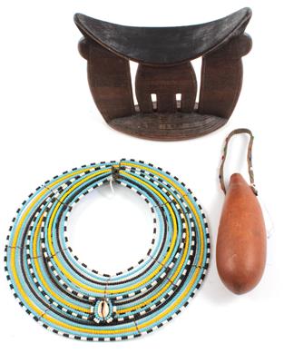 Konvolut (3 Stücke): Äthiopien, Kenia: Eine Nackenstütze, ein Halsreifen und eine Wasser-Kalebasse. - Antiques and Paintings