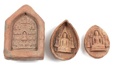 Konvolut (3 Stücke): Burma: 3buddhistische Votiv-Tafeln, genannt 'Tsa-Tsa'. - Antiquitäten & Bilder