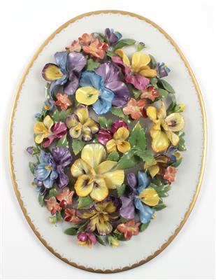 Ovales Wandbild mit plastischen Blüten und Blättern, - Antiques and Paintings