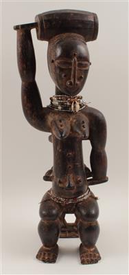 Afrika, Elfenbeinküste. Stamm: Atié/Ebrie. Eine sitzende Mutter-Kind-Figur. - Antiques and Paintings