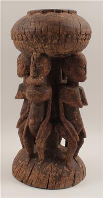 Afrika, Mali. Stamm: Dogon. Ein Altar-Objekt mit vier Ahnen-Figuren und einer OpferSchale oben. - Antiquariato e Dipinti
