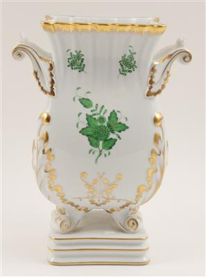 Sockelvase mit Henkeln, - Antiques and Paintings