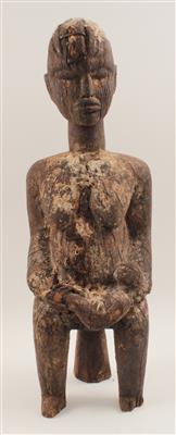 Afrika, Burkina Faso, Elfenbeinküste, Ghana. Stamm: Lobi. Eine sitzende MutterKind-Figur. - Antiquariato e Dipinti