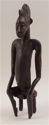 Afrika, Elfenbeinküste, Mali, Burkina Faso. Stamm: Senufo. Eine sitzende Figur, 'Tugubele' genannt. - Antiquitäten & Bilder