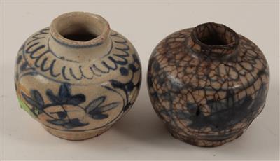 2 kleine Vasen, - Antiquitäten & Bilder